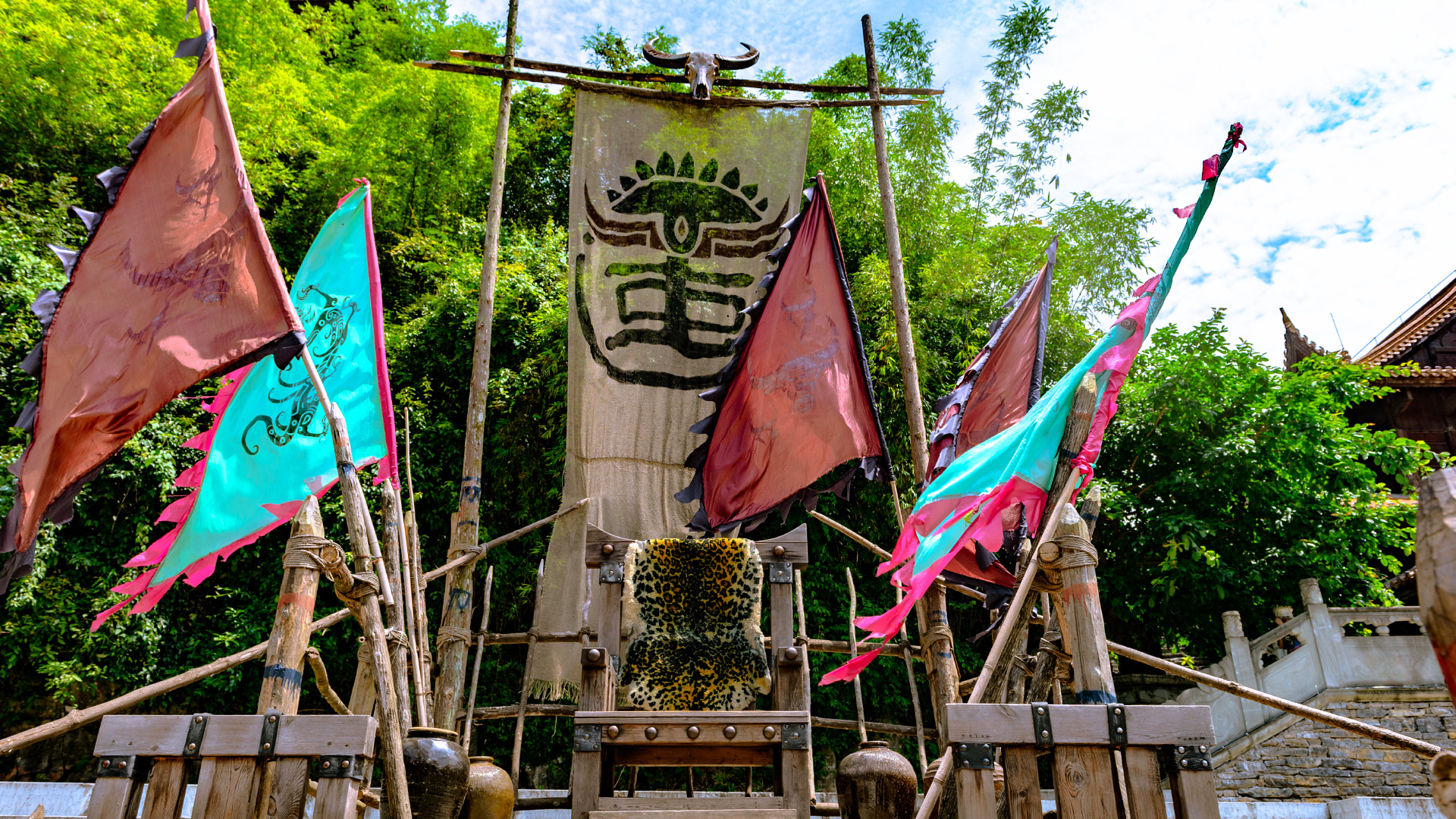 最大的苗族传统建筑群,主要建筑包括标志门楼,九道门,九黎宫,九黎部落